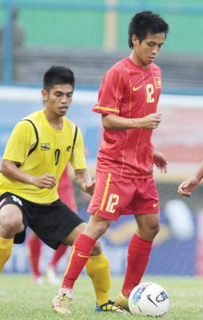 Văn Quyết (đỏ) là tác giả của cú hat-trick đầu tiên ở SEA Games năm nay. Ảnh: An Nhơn.