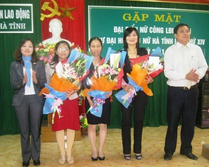 Và chúc mừng các nữ công LĐLĐ đoàn đạt giải hội thi Ngày phụ nữ sáng tạo toàn quốc năm 2011.