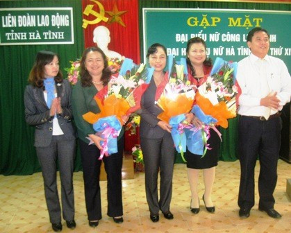 Lãnh đạo Liên đoàn Lao động tỉnh chúc mừng các đại biểu nữ công LĐLĐ tham dự Đại hội đại biểu phụ nữ tỉnh lần thứ 14, nhiệm kì 2011- 2016.
