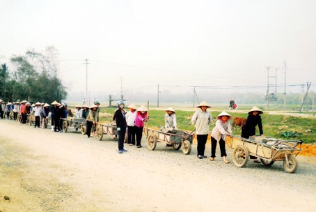 Hội Phụ nữ xã Thạch Trị (Thạch Hà) giúp dân di dời - tái định cư