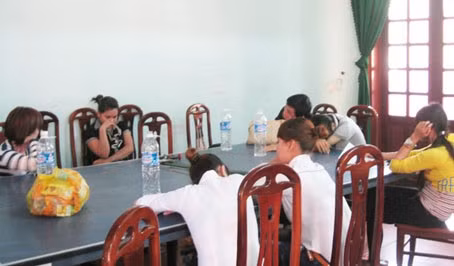 Các đối tượng bị tạm giữ tại cơ quan công an