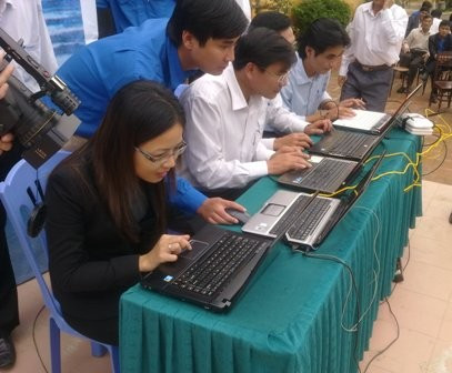 Cùng với tuổi trẻ toàn tỉnh, tuổi trẻ Lộc Hà hăng hái tham gia bầu chọn Vịnh Hạ Long là kỳ quan thiên niên mới của thế giới.