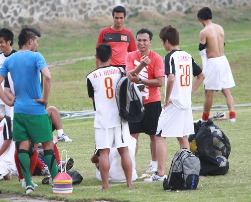 Trưởng đoàn U23 VN Trần Quốc Tuấn trao đổi với các cầu thủ - Ảnh D.A