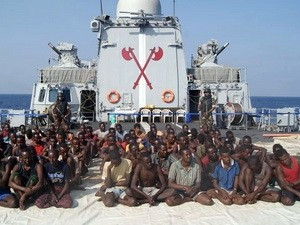 Bắt giữ cướp biển Somalia. (Ảnh: AFP/TTXVN)