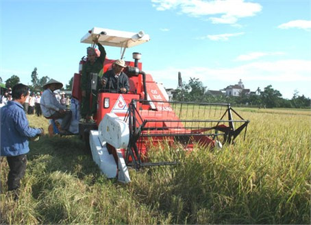 Can Lộc tiếp tục thực hiện chính sách: huyện và xã hỗ trợ 50 triệu đồng/máy gặt đập lại G18 để trang bị thêm 10 máy trong vụ sản xuất đông xuân 2011-2012