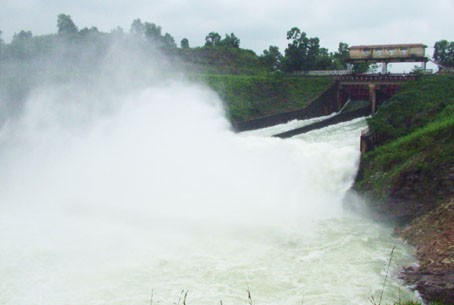 Hồ Kẻ Gỗ đang xả tràn với lưu lượng lớn (260m3/s)...