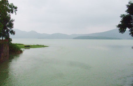 ... nhưng mực nước trong hồ vẫn không ngừng tăng