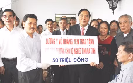 Bí thư Tỉnh ủy Nguyễn Thanh Bình tiếp nhận quà từ lương y Võ Hoàng Yên