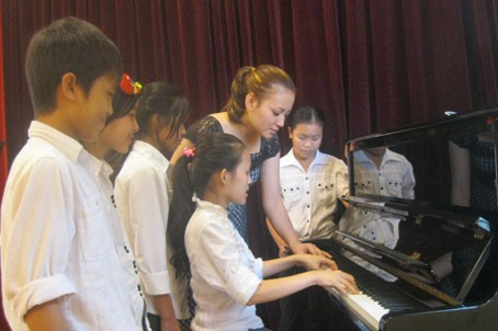 Cô trò trường Cao đẳng VHTT&DL Nguyễn Du trong giờ học piano Cô trò trường Cao đẳng VHTT&DL Nguyễn Du trong giờ học piano