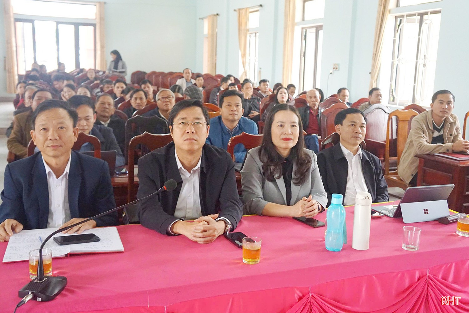 Cử tri điểm cầu xã Hương Đô lắng nghe chương trình hành động của các đại biểu.