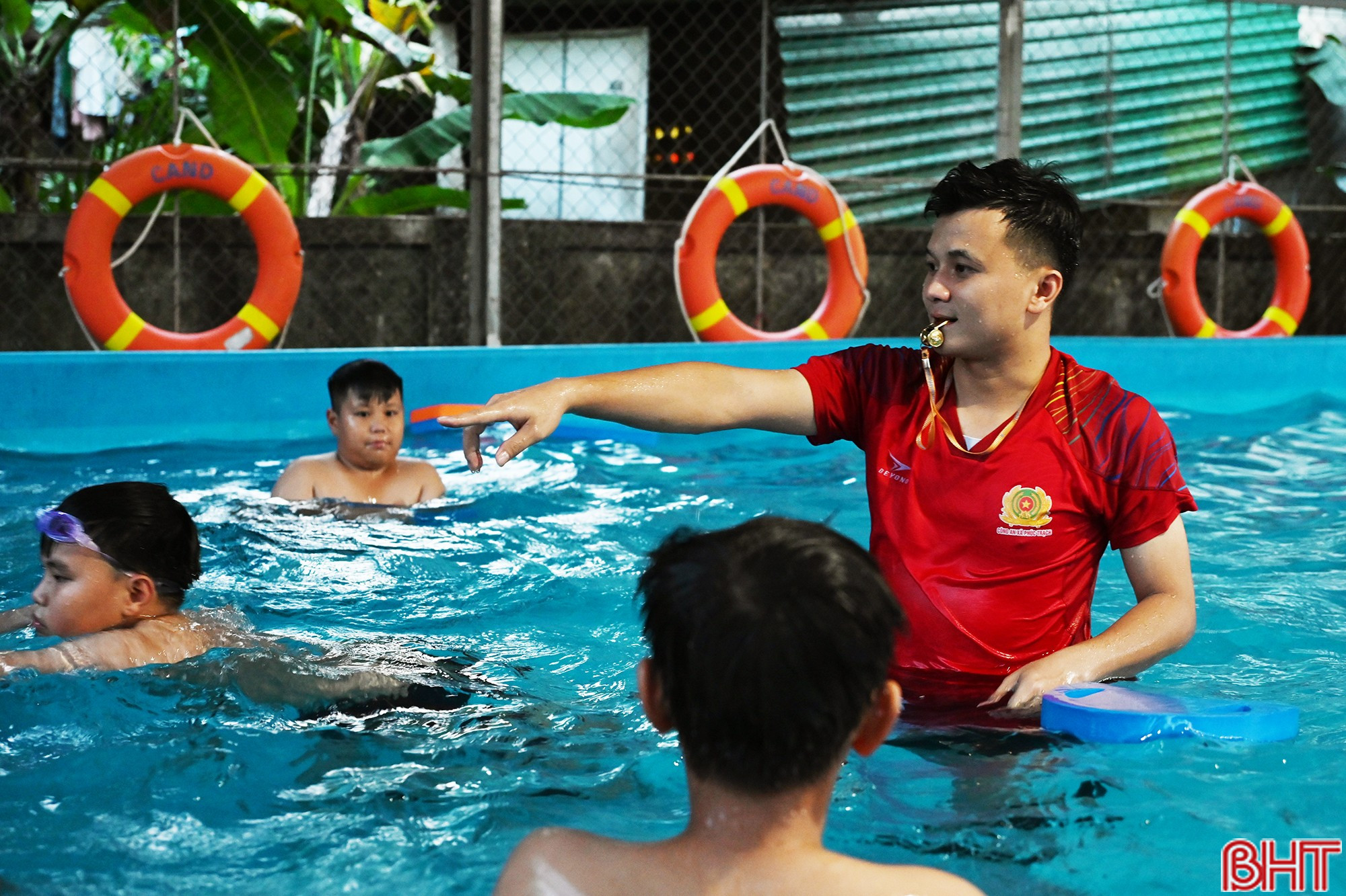 Tôi là người dạy bơi miễn phí