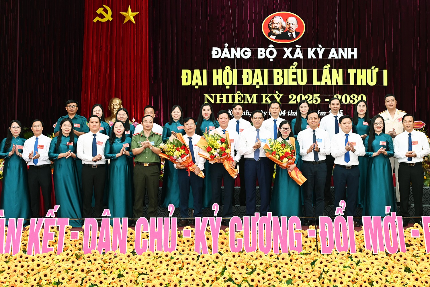 Chủ tịch UBND tỉnh Võ Trọng Hải và đại biểu tặng hoa chúc mừng Ban Chấp hành Đảng bộ xã Kỳ Anh nhiệm kỳ 2025-2030. 8.jpg