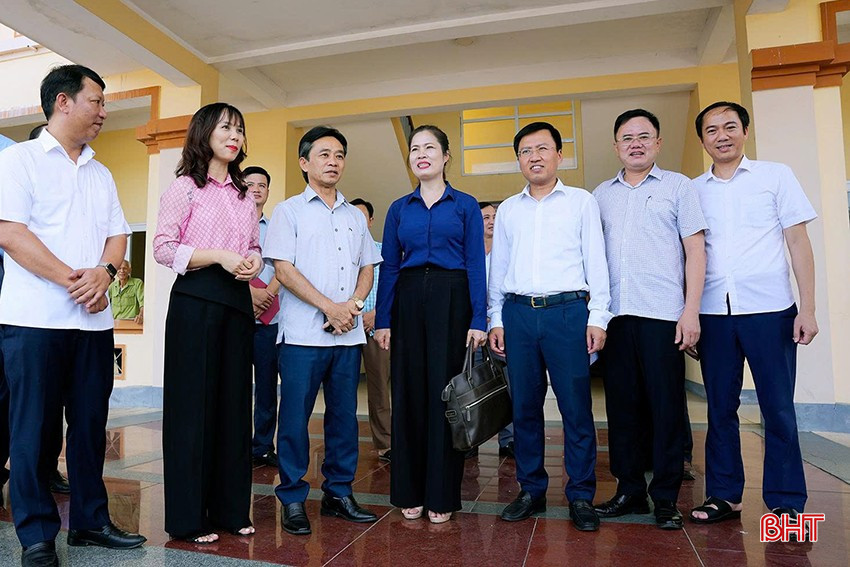 Phó Bí thư Thường trực Tỉnh ủy Trần Thế Dũng kiểm tra công tác vận hành thử nghiệm mô hình chính quyền địa phương 2 cấp, qua đó nhấn mạnh vai trò quan trọng của người đứng đầu. bqbht_br_1.jpg