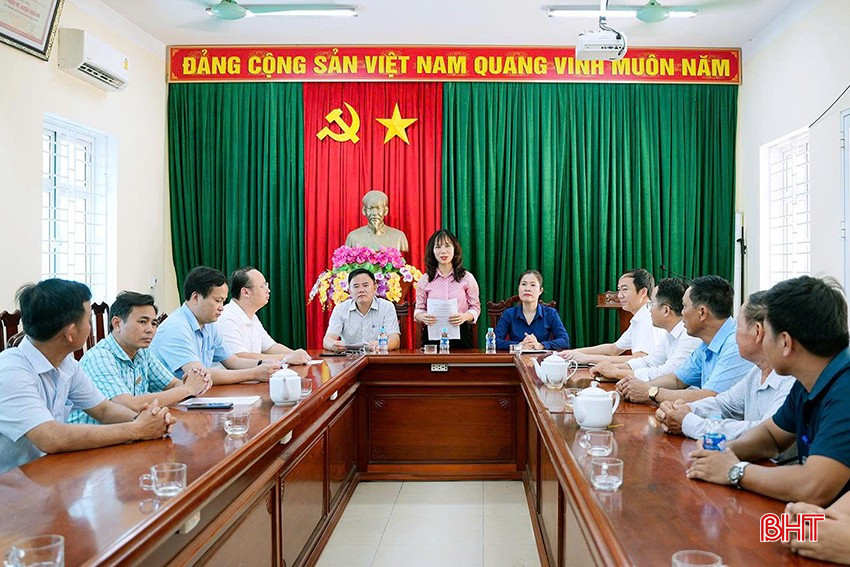Đồng chí Nguyễn Như Ngọc - Phó Chánh Văn phòng Tỉnh ủy, Tổ trưởng Tổ công tác trực tiếp tổ chức vận hành thử nghiệm xã Đồng Tiến mới. bqbht_br_2.jpg