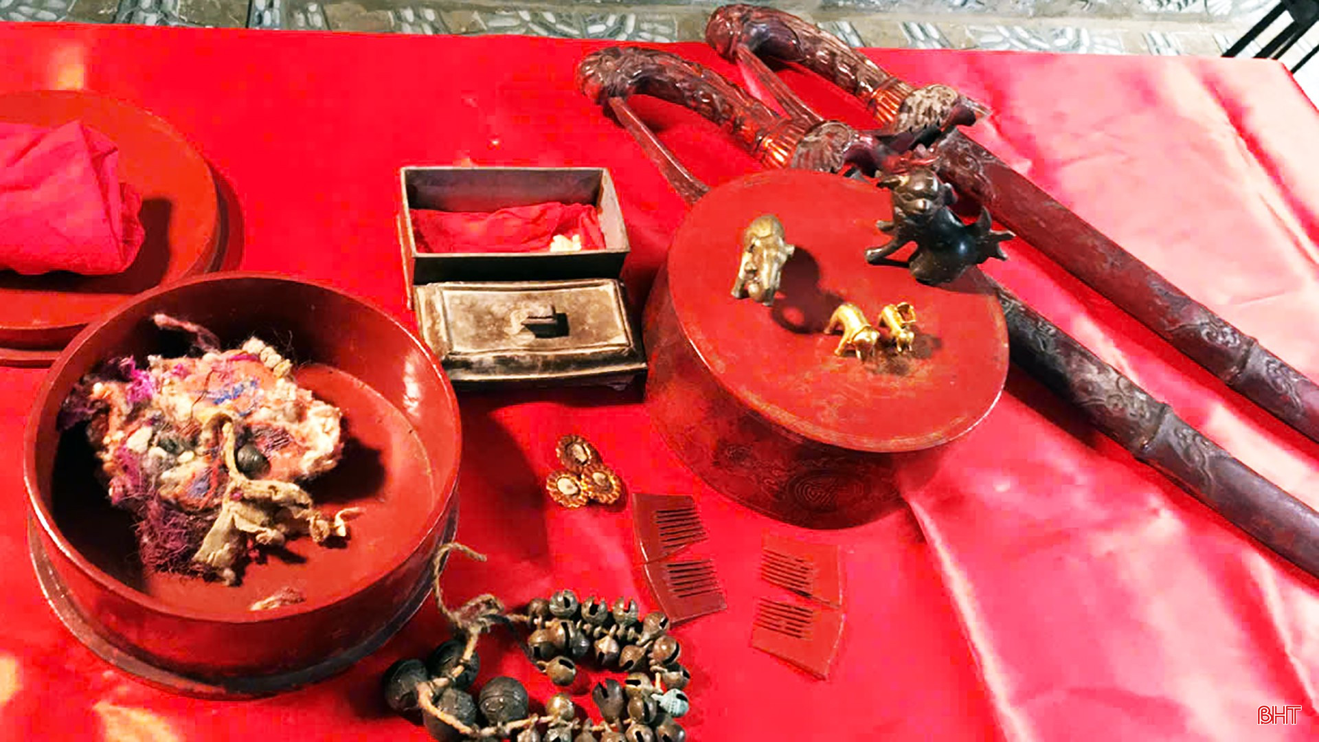  Cùng đó là nhiều đạo sắc phong, 8 bộ áo mũ triều thần, cờ lọng, 2 thanh kiếm lưỡi sắt có cán sơn son thếp vàng, một con nghê đồng, một tấm áo bào, 20 chiếc quạt...