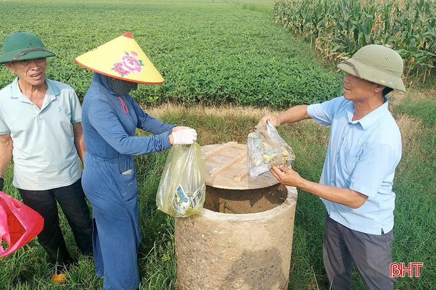 Nông dân Hà Tĩnh tích cực thu gom vỏ bao bì thuốc bảo vệ thực vật. bqbht_br_6.jpg