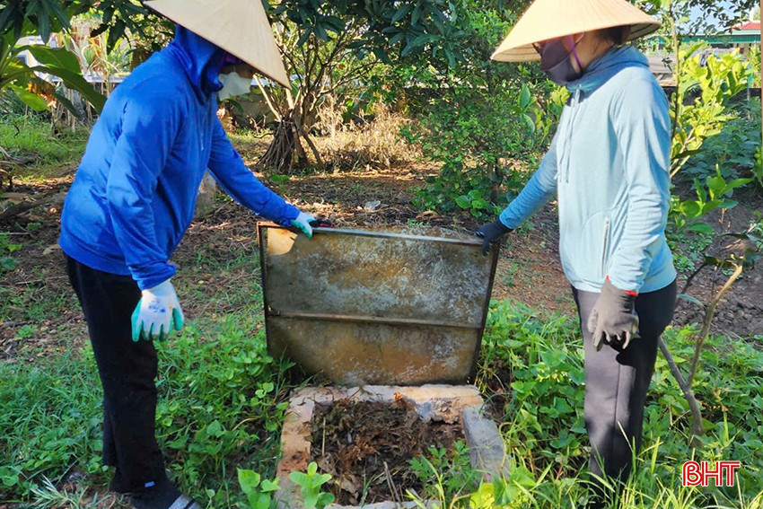 Nông dân xã Thạch Đài, TP Hà Tĩnh xử lý tại chỗ rác hữu cơ làm phân bón. bqbht_br_7.jpg