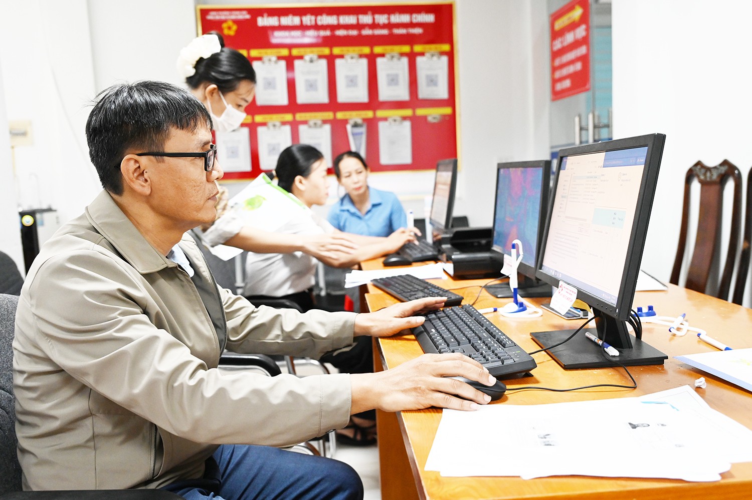 Vận hành mô hình mới, các trung tâm phục vụ hành chính công cấp xã được thành lập, kết nối trực tuyến với Cổng Dịch vụ công quốc gia. 7.jpg