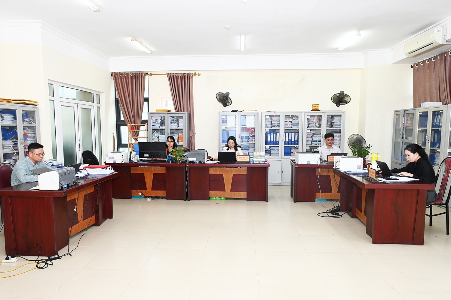 Bên cạnh việc tinh gọn tổ chức, bộ máy, sở Nông nghiệp và Môi trường cũng đã tập trung chú trọng công tác tinh giản biên chế, cơ cấu sắp xếp đội ngũ cán bộ, công chức, viên chức, người lao động đảm bảo tinh gọn, hợp lý, hiệu lực, hiệu quả. 5.jpg