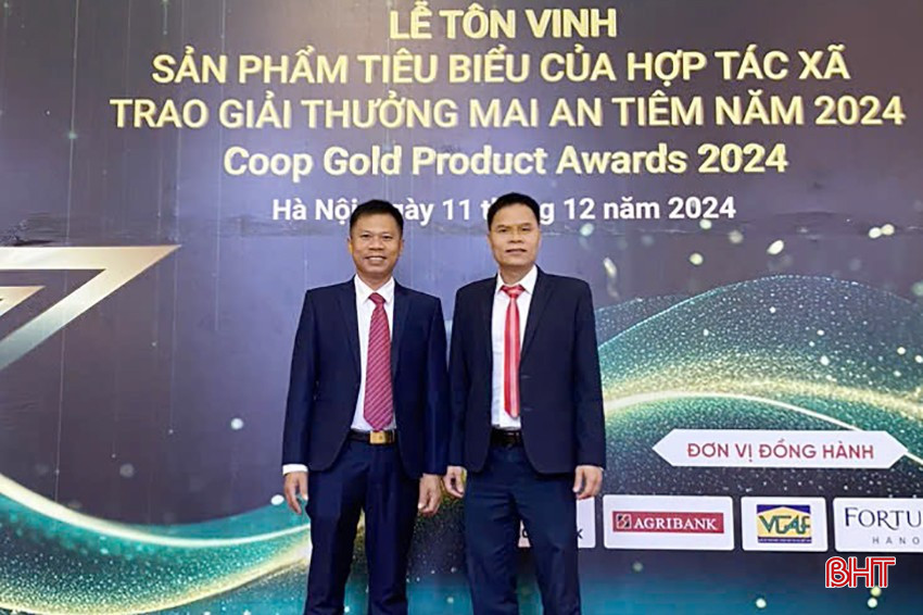 Đại diện Hợp tác xã Mật ong Cường Nga và Hợp tác xã Nông nghiệp Sen Hào Thành tại lễ trao giải. bqbht_br_11.jpg