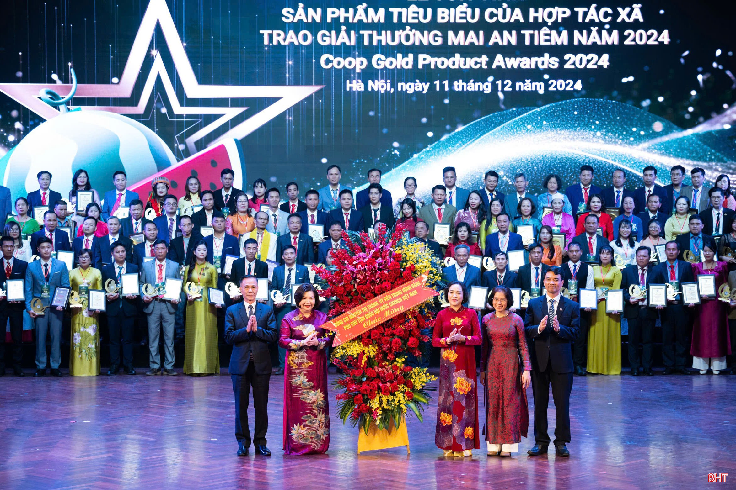 Phó Chủ tịch Quốc hội Nguyễn Thị Thanh tặng lẵng hoa và chụp ảnh lưu niệm cùng đại diện các hợp tác xã có sản phẩm được tôn vinh. bqbht_br_111220240922-z6120960363476-3c7ac88962fe4463e0f731e8e6bb88cf.jpg