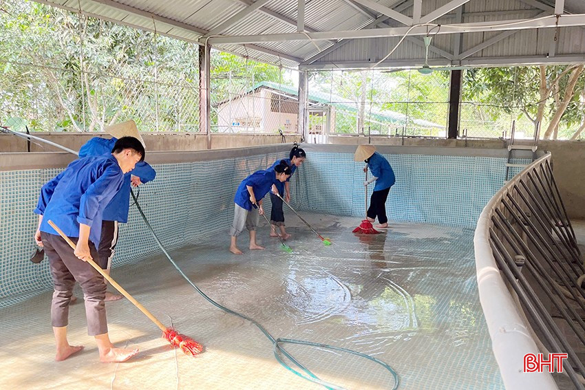 Xã Hương Thủy tổ chức dọn vệ sinh, chuẩn bị công tác dạy bơi miễn phí cho khoảng 120 trẻ em trên địa bàn. bqbht_br_1.jpg