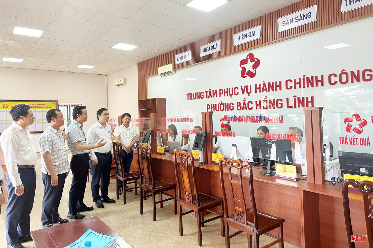 Trưởng ban Tuyên giáo và Dân vận Tỉnh ủy Hà Văn Hùng đi kiểm tra và nắm bắt tình hình triển khai mô hình chính quyền 2 cấp tại phường Bắc Hồng Lĩnh (tháng 7/2025). bqbht_br_2.jpg