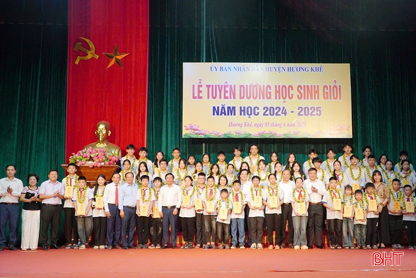 ในเขตอำเภอฮวงเค่อทั้งหมดมีนักเรียนจำนวน 243 คนที่มีผลการเรียนดีเยี่ยมในระดับจังหวัดหรือสูงกว่า bqbht_br_1.jpg