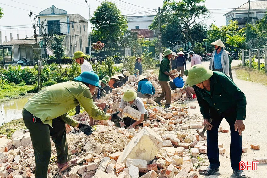 Làng Đại Tăng, xã Cẩm Thạch (Cẩm Xuyên) tháo dỡ trường học cũ để thu gom gạch đá, tái sử dụng trên các công trình phúc lợi địa phương. bqbht_br_1.jpg