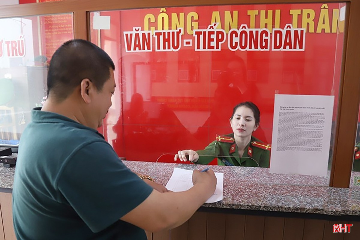 Cán bộ công an hướng dẫn người dân thực hiện thủ tục hành chính. Cán bộ công an hướng dẫn người dân thực hiện thủ tục hành chính.