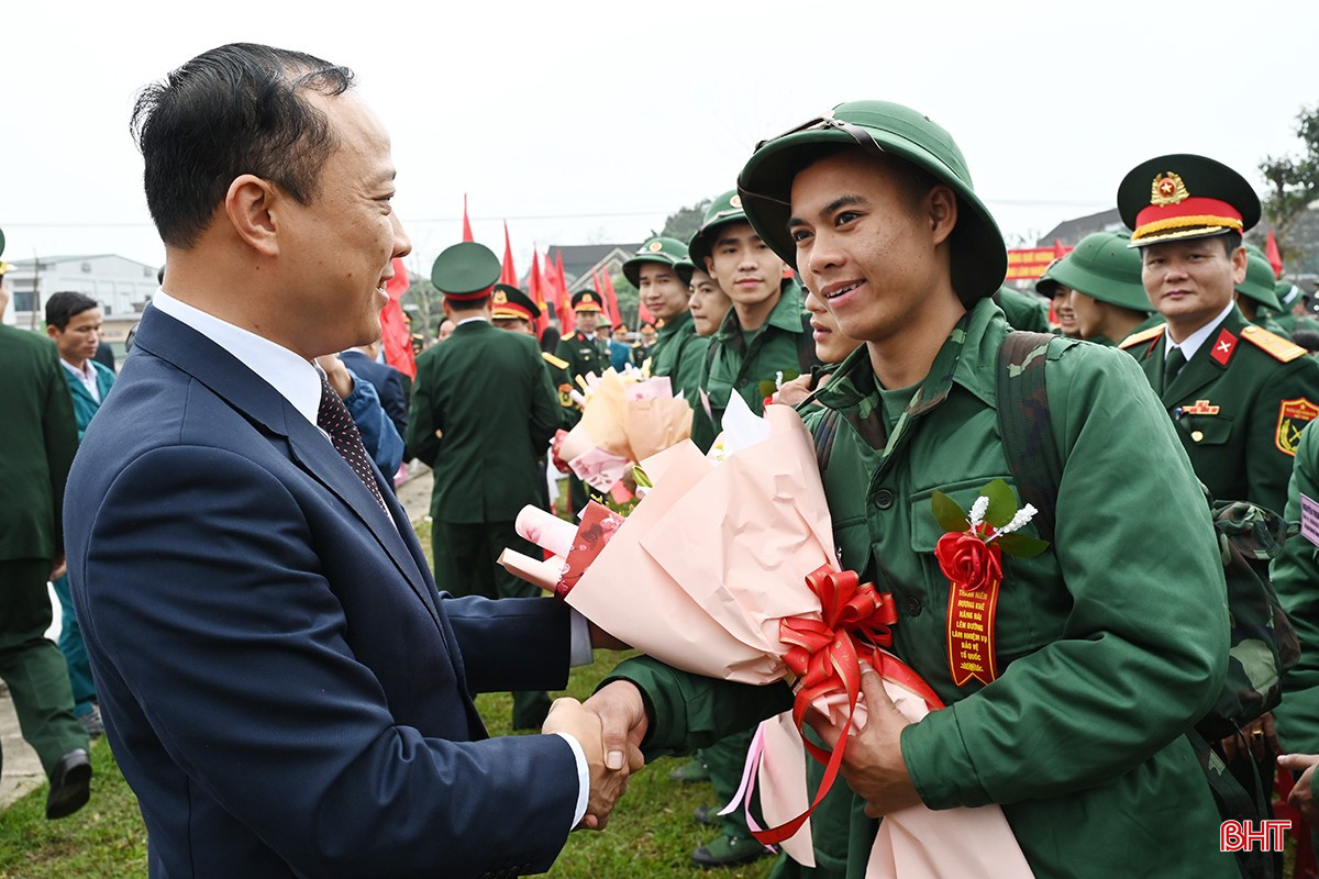 Lãnh đạo huyện Hương Khê động viên các tân binh trước lúc lên đường nhập ngũ.