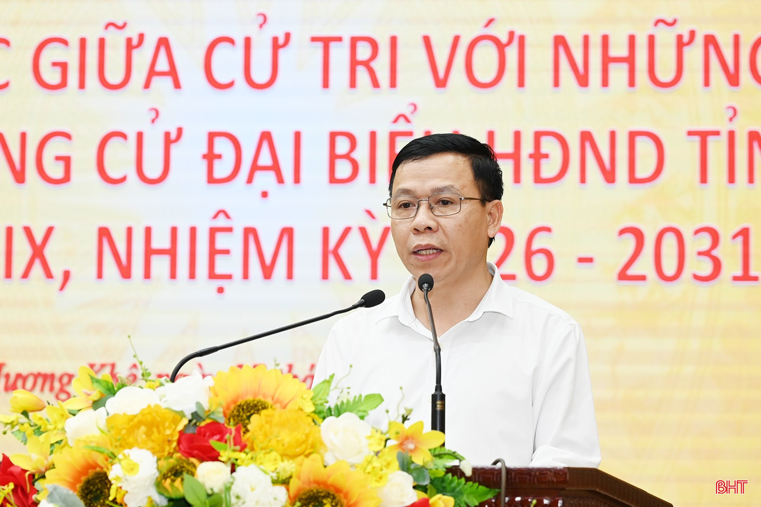 Phó Chủ tịch UBND xã Hương Khê Nguyễn Trọng Vỹ báo cáo tóm tắt tình hình kinh tế - xã hội năm 2025, nhiệm vụ năm 2026.