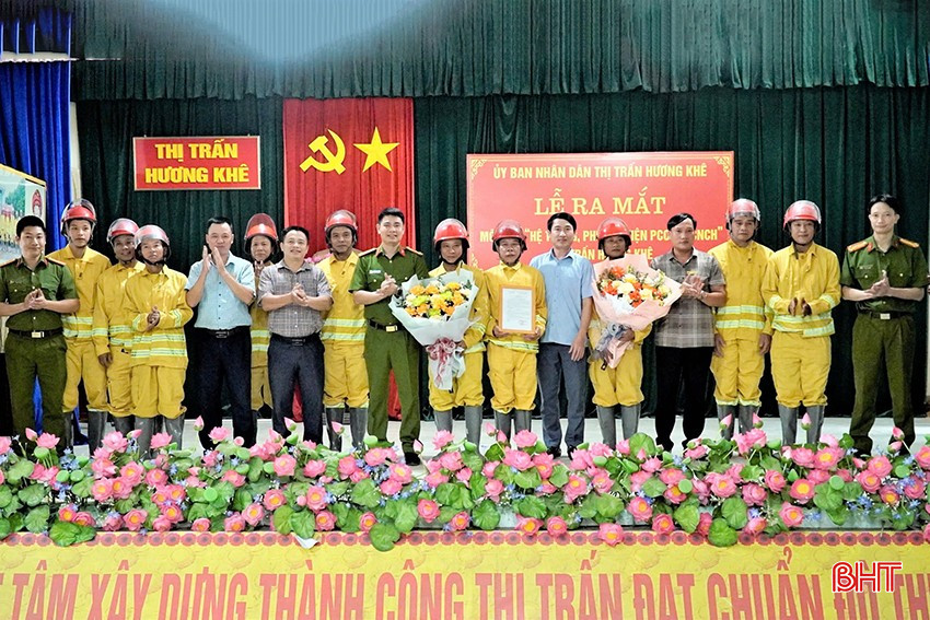UBND thị trấn Hương Khê vừa phối hợp với các cơ quan liên quan ra mắt mô hình “Hệ thống, phương tiện chữa cháy và cứu nạn, cứu hộ” và công bố quyết định thành lập “Tổ chữa cháy và cứu nạn, cứu hộ xung kích". bqbht_br_5.jpg