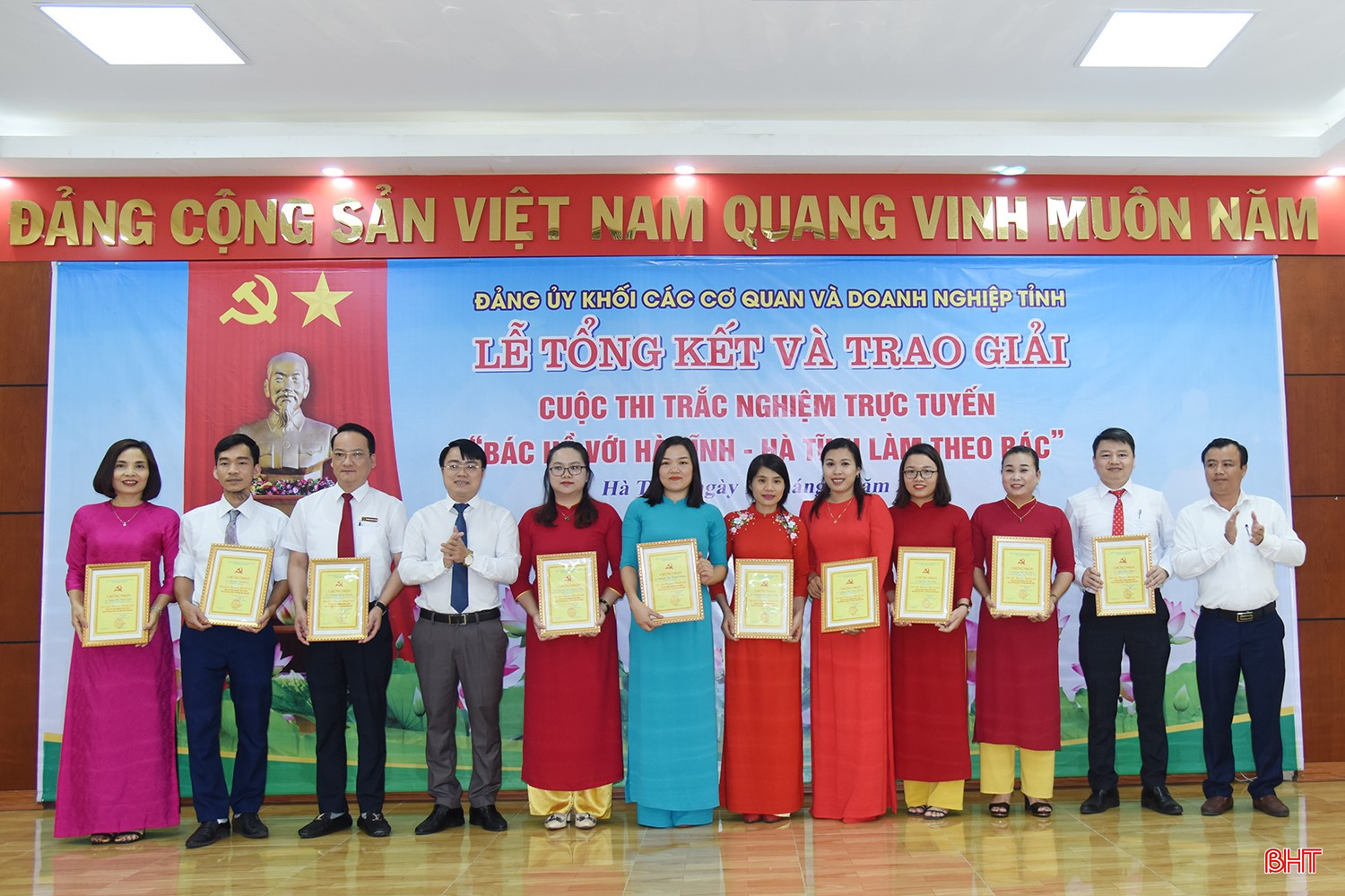 Đảng ủy Khối Các cơ quan và doanh nghiệp tỉnh (cũ) trao giải cho các cá nhân đạt giải tại cuộc thi trắc nghiệm trực tuyến “Bác Hồ với Hà Tĩnh - Hà Tĩnh làm theo Bác”. bqbht_br_2.jpg