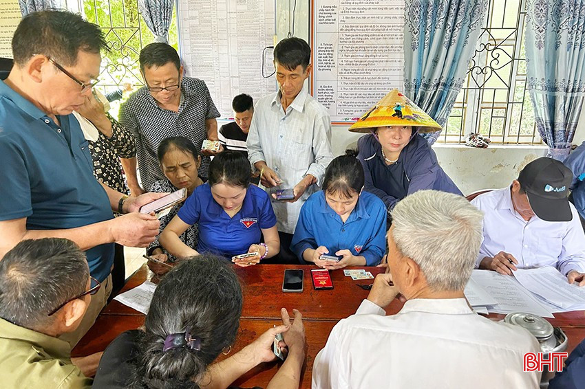 Việc chủ động triển khai sớm và nhiều cách làm thiết thực của các đơn vị, địa phương tại Hà Tĩnh đang góp phần trang bị kiến thức và kỹ năng số cần thiết đến mọi người dân. bqbht_br_1.jpg