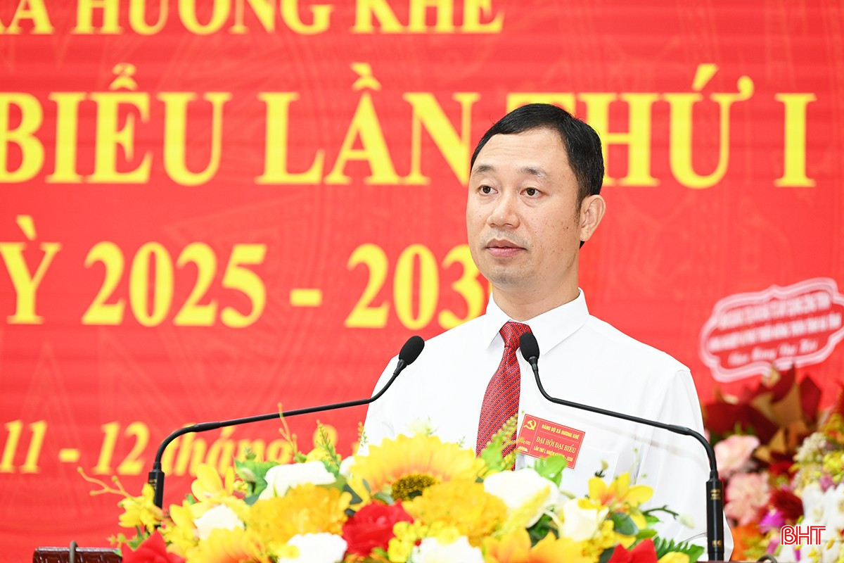 Bí thư Đảng ủy xã Hương Khê Trần Quang Nhật thông qua dự thảo báo cáo chính trị. bqbht_br_1.jpg