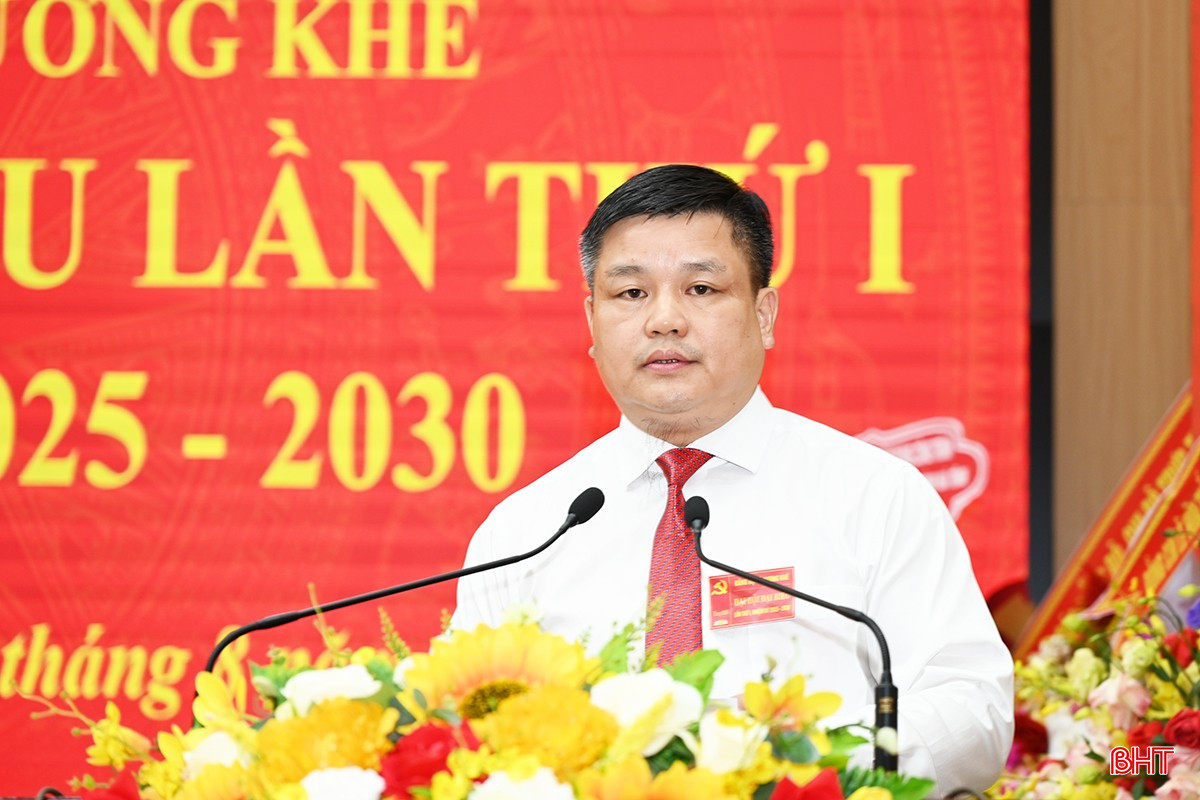 Chủ tịch UBND xã Hương Khê Trần Quốc Bảo khai mạc đại hội. bqbht_br_7.jpg