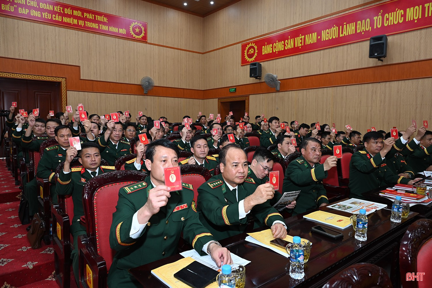 Đại biểu biểu quyết thông qua Nghị quyết Đại hội. bqbht_br_7-1613.jpg