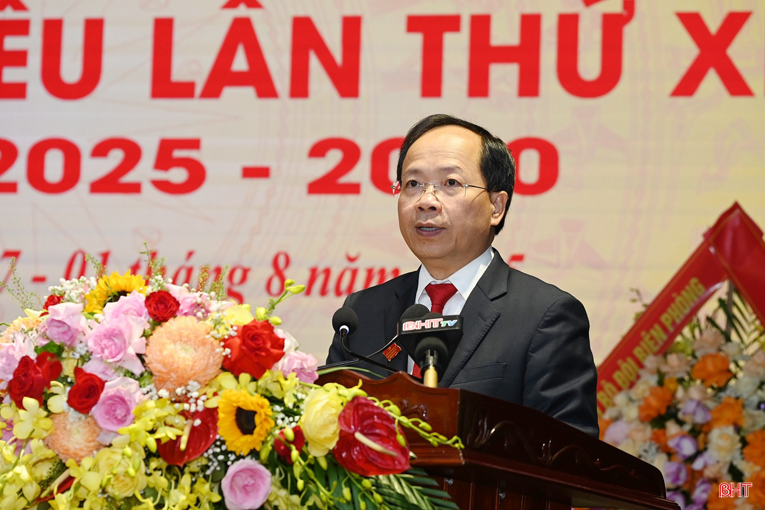 Đồng chí Nguyễn Duy Lâm – Bí thư Tỉnh ủy, Bí thư Đảng ủy Quân sự tỉnh phát biểu bế mạc đại hội. bqbht_br_8-2003.jpg