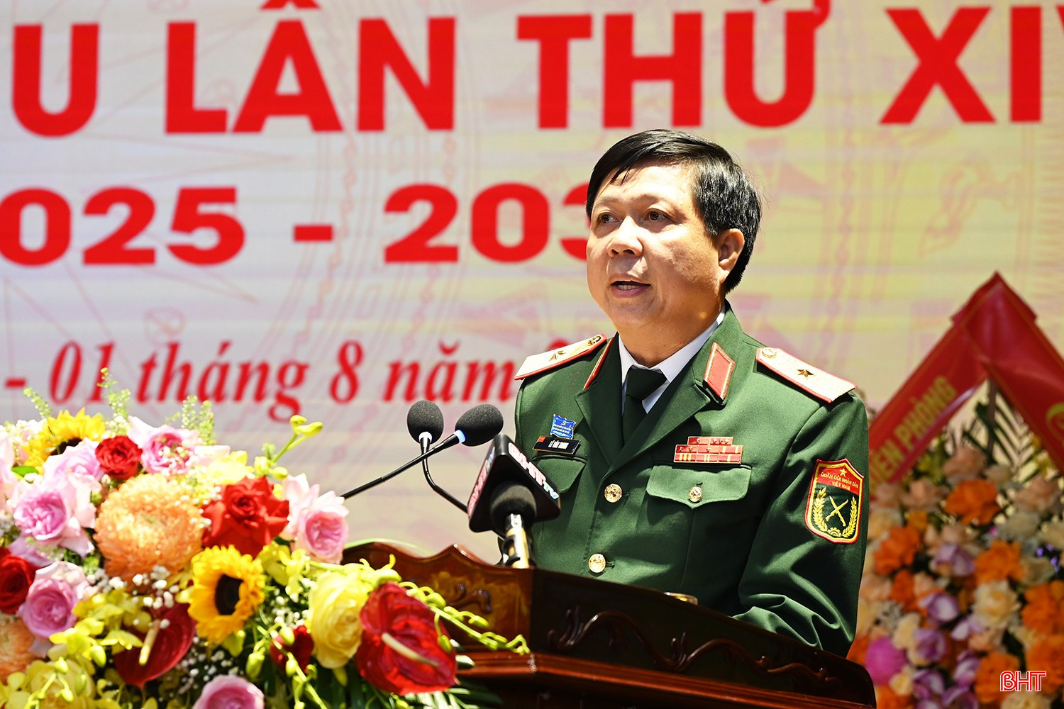 Thiếu tướng Lê Văn Trung - Phó Chính ủy Quân khu 4 phát biểu chỉ đạo tại đại hội. bqbht_br_2.jpg