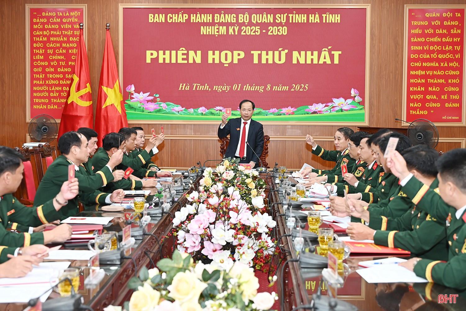 Trước đó, đồng chí Nguyễn Duy Lâm – Bí thư Tỉnh ủy, Bí thư Đảng ủy Quân sự tỉnh điều hành phiên họp thứ nhất của Ban Chấp hành Đảng bộ Quân sự tỉnh để bầu Ban Thường vụ, Phó Bí thư, Ủy ban Kiểm tra, Chủ nhiệm Ủy ban Kiểm tra Đảng uỷ. bqbht_br_2-9716.jpg