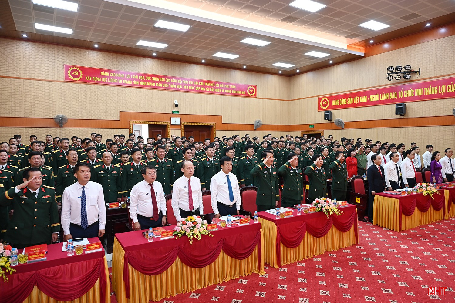 Các đại biểu thực hiện nghi thức chào cờ tại đại hội. bqbht_br_8.jpg