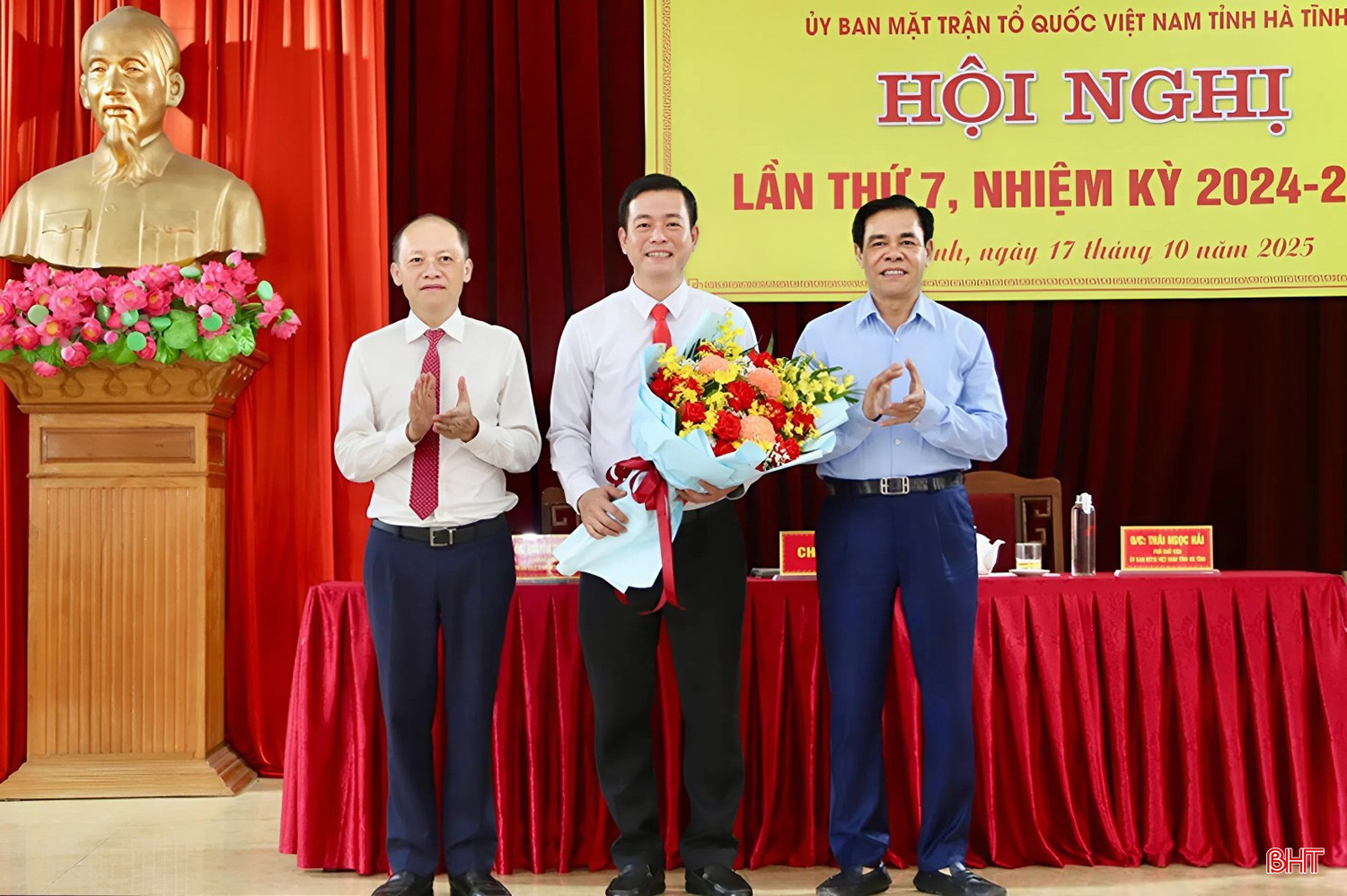 Phó Bí thư Thường trực Tỉnh ủy Nguyễn Hồng Lĩnh và Chủ tịch UBND tỉnh Võ Trọng Hải tặng hoa chúc đồng chí Nguyễn Thành Đồng được hiệp thương cử Chủ tịch Ủy ban MTTQ Việt Nam tỉnh khóa XV nhiệm kỳ 2024 - 2029. bqbht_br_8.jpg