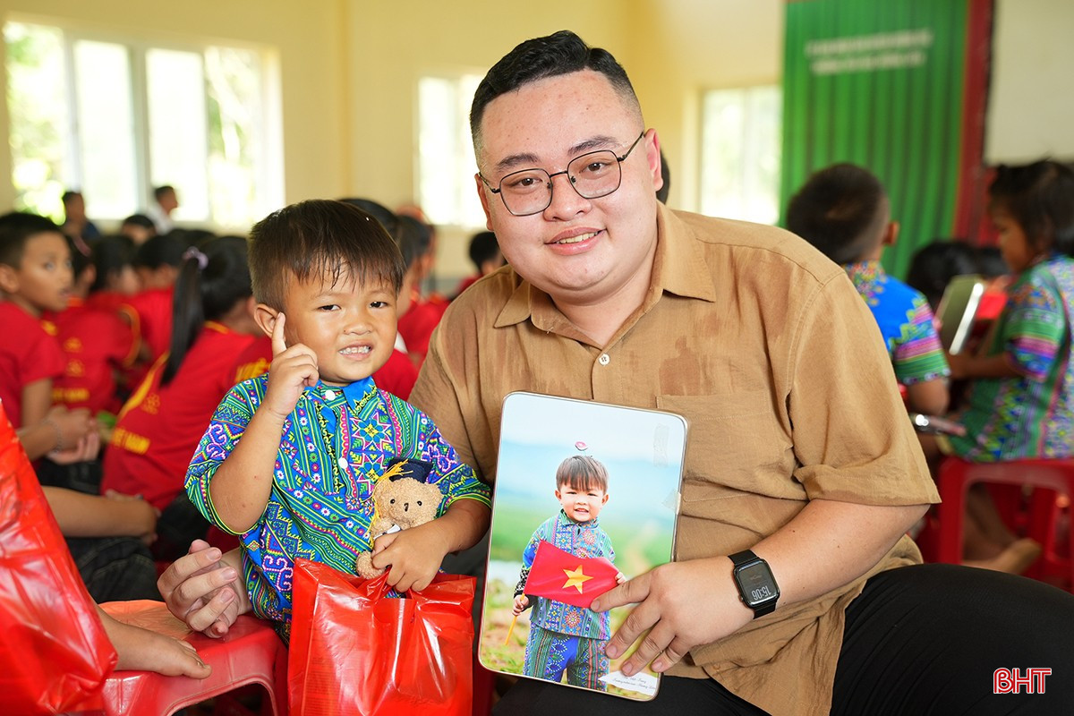 年鑑写真シリーズの著者である写真家ディン・トン氏が、チュト族の幼稚園の生徒たちに写真を贈呈している。 bqbht_br_tdt05172.jpg