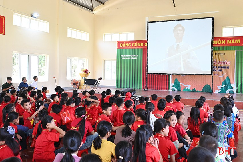 フォンリエン小学校とフォンリエン幼稚園の生徒たちが映画「Thau Chin in Siam」を鑑賞しています。 bqbht_br_1.jpg