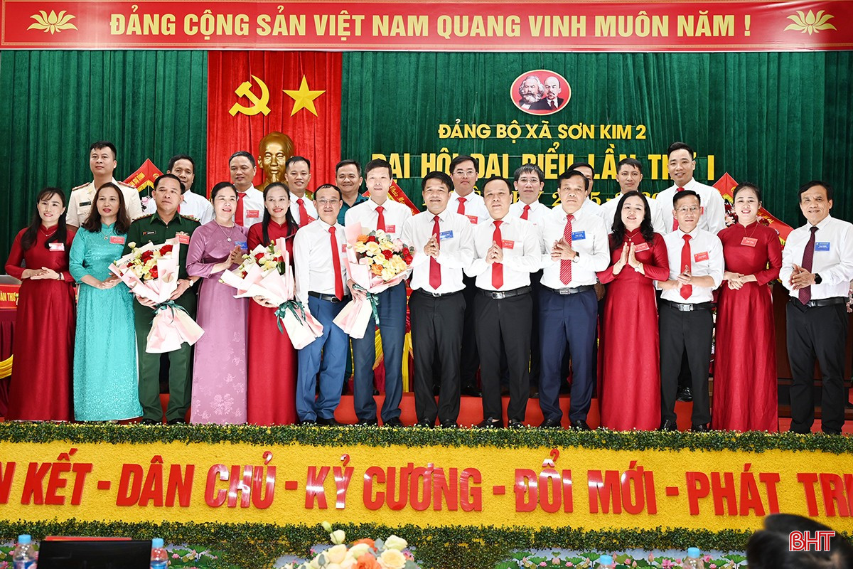 Chủ tịch Ủy ban MTTQ tỉnh Trần Nhật Tân và lãnh đạo các ban, ngành cấp tỉnh tặng hoa chúc mừng BCH Đảng bộ xã Sơn Kim 2 nhiệm kỳ mới. bqbht_br_7.jpg