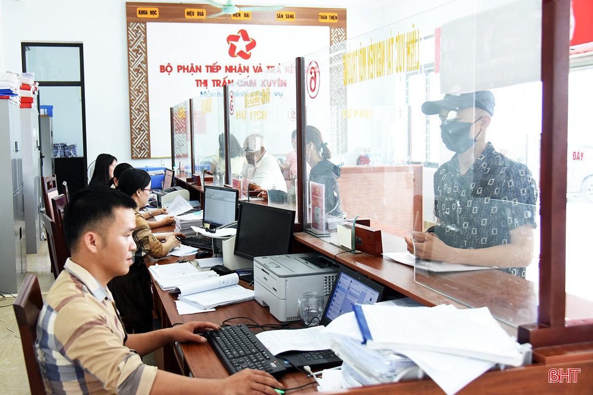 Các hoạt động giao dịch hành chính tại bộ phận một cửa thị trấn Cẩm Xuyên vẫn diễn ra “nhộn nhịp” trước thời điểm sáp nhập. bqbht_br_1.jpg