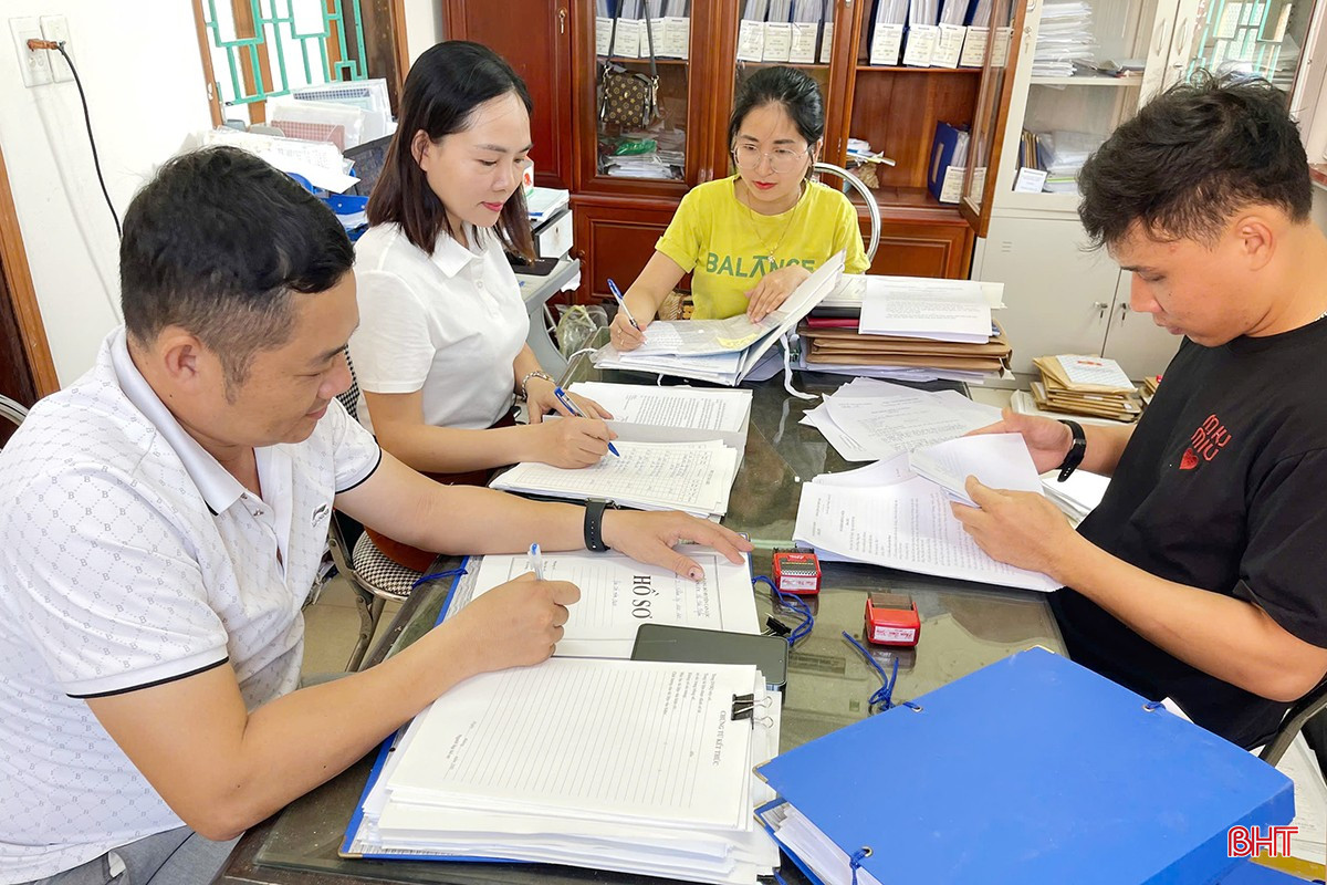 Các sở, ngành cấp tỉnh đến xã miệt mài gấp rút hoàn thành các phần việc liên quan hồ sơ tài liệu. bqbht_br_7.jpg