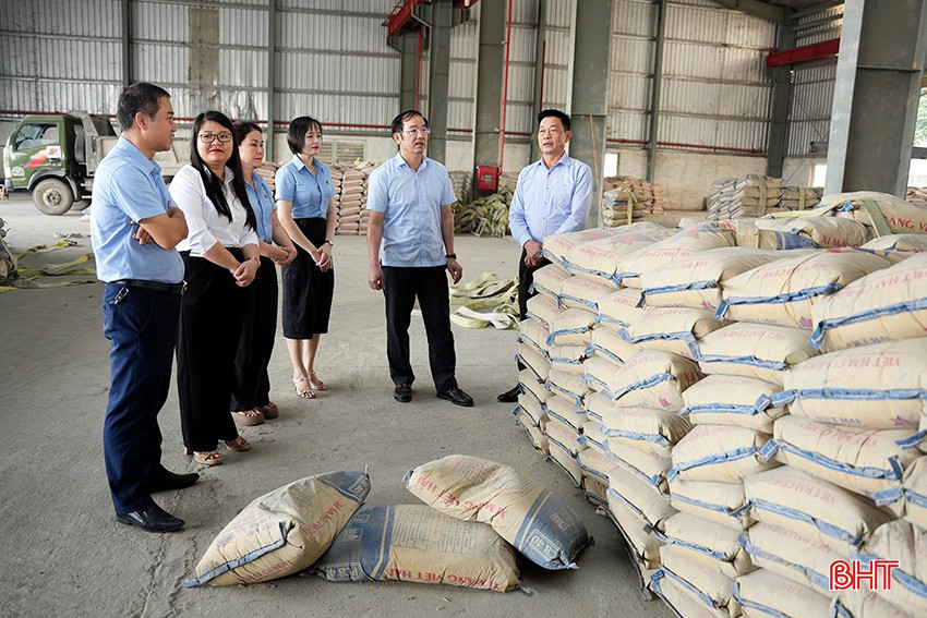 Công ty TNHH Thương mại và Dịch vụ vận tải Viết Hải hỗ trợ khoảng 300 tấn xi măng cùng vật liệu trị giá nhiều trăm triệu đồng cho chương trình xóa nhà tạm. bqbht_br_5.jpg