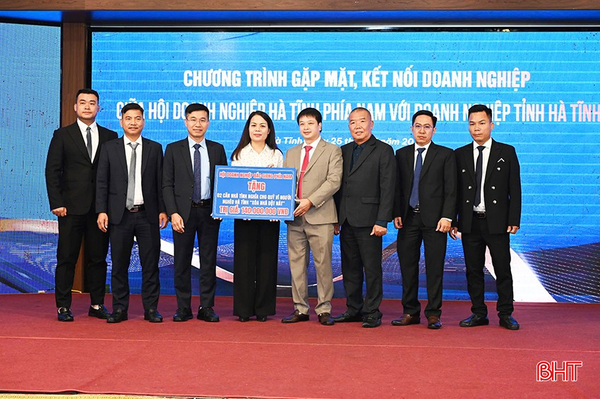 Hội Doanh nghiệp Bắc Giang phía Nam vừa trao tặng 140 triệu đồng cho các hộ nghèo thuộc chương trình xóa nhà tạm, nhà dột nát tại Hà Tĩnh. bqbht_br_7.jpg